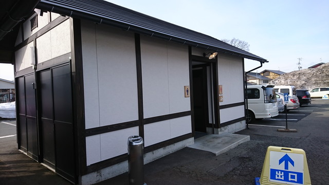 最上川千本だんごの新しい屋外トイレの外観