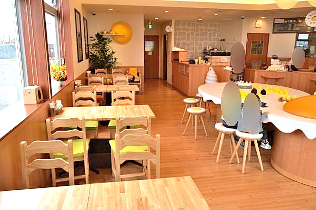 たまごの国いではこっこ-店内のカフェの様子1