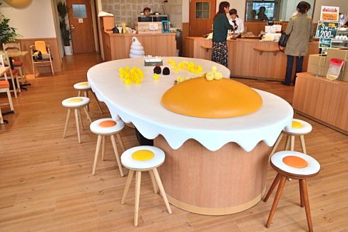 たまごの国いではこっこ-店内のカフェの様子2