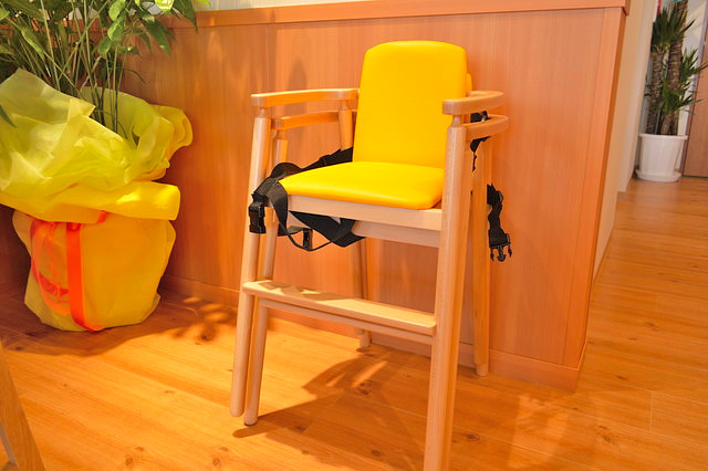 たまごの国いではこっこ-カフェエリアの子ども用イス