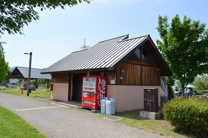 いも煮広場-トイレ-自販機