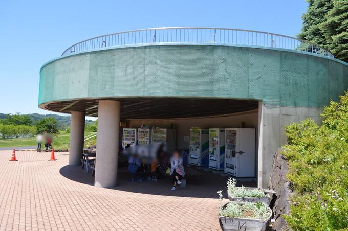 最上川ふるさと総合公園-休憩所-自動販売機