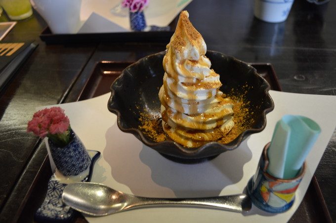 茶蔵茶房-カフェ-黒みつきなこソフト