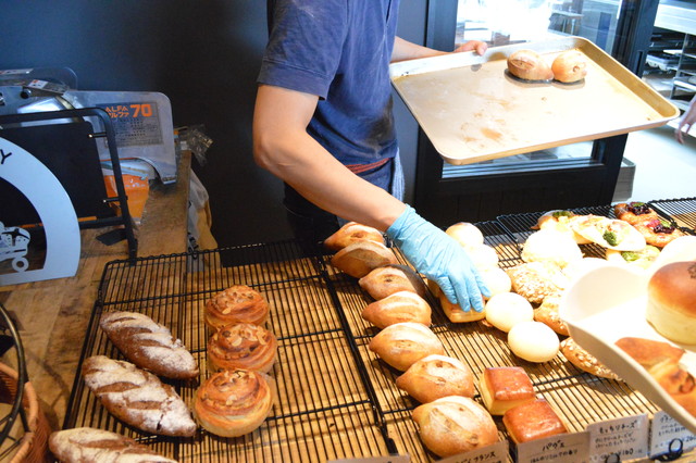 BAKERY-OBAL(ベーカリーオーバル)-焼きたてのパンを補充