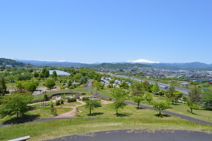 最上川ふるさと総合公園-虹の丘の頂上からの景色1