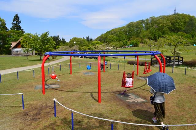 西蔵王公園-芝生広場-ユニバーサルブランコ1-全景