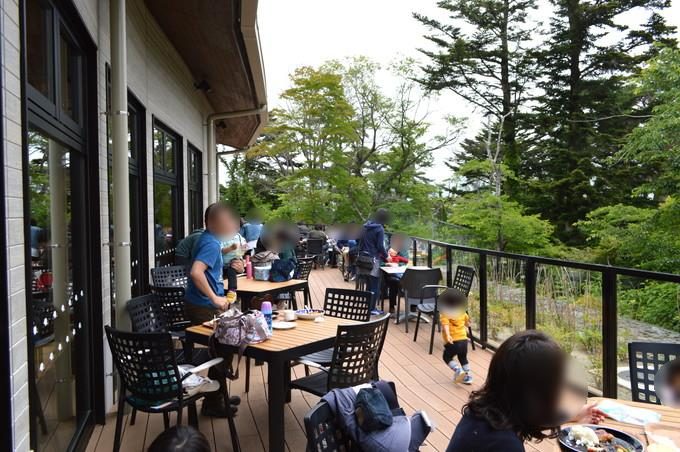 八木山動物園-ふれあいの丘-グーグーテラス-テラス席_広場反対側