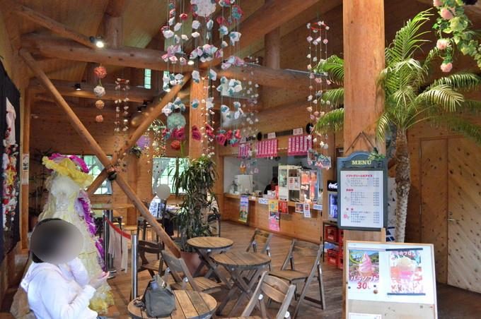 東沢バラ公園-バラ交流館1