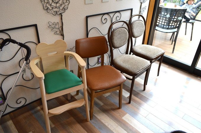 八木山動物園-ふれあいの丘-グーグーテラス-子ども用のイス