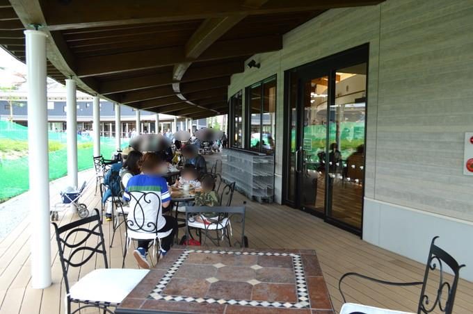 八木山動物園-ふれあいの丘-グーグーテラス-テラス席_広場側