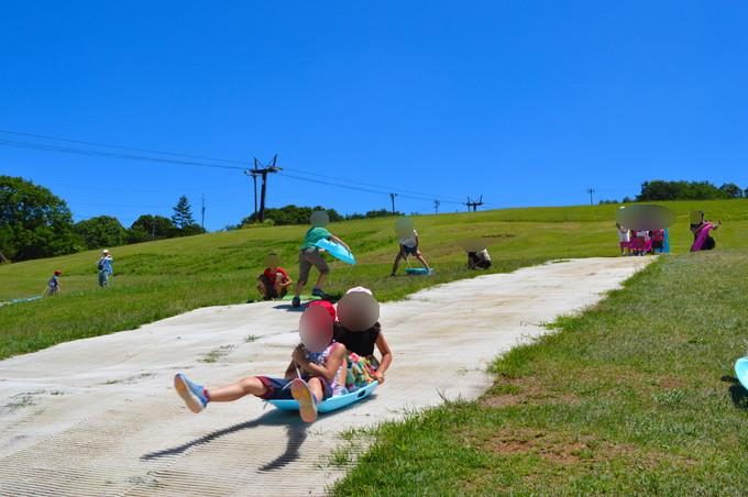 蔵王猿倉-みんなの広場-夏そり4-すべっている様子