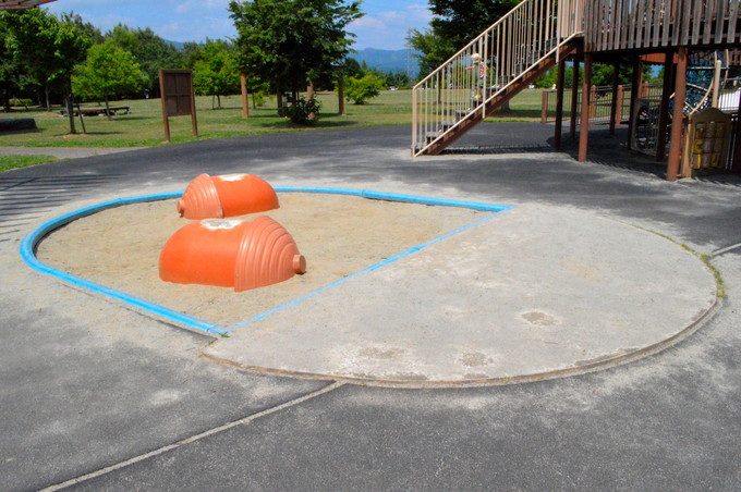 西公園-遊びの森-どんぐりの砂場