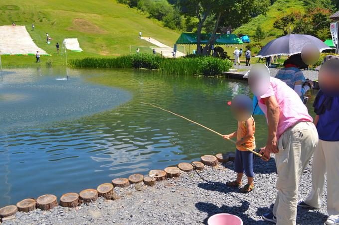 蔵王猿倉-つり堀2-釣りの様子