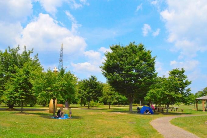 西公園-遊びの森-木陰でテント