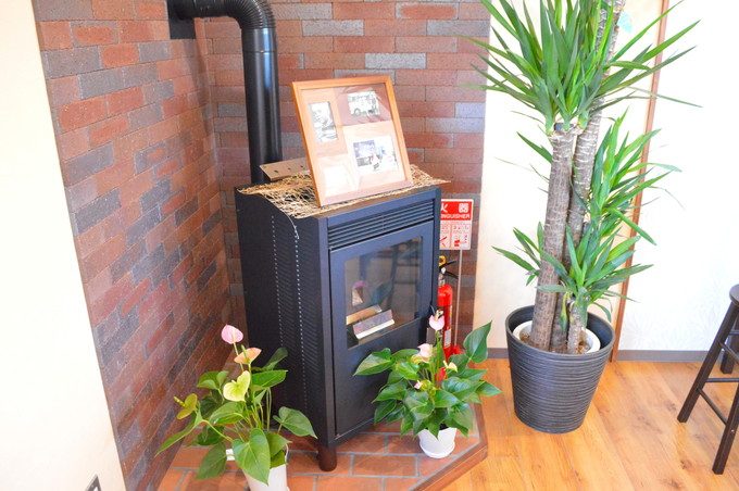 ジェラテリア-アガーレ-店内の様子3-2階飲食エリア6-薪ストーブ