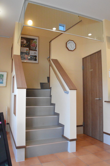 ジェラテリア-アガーレ-店内の様子2-2階への階段