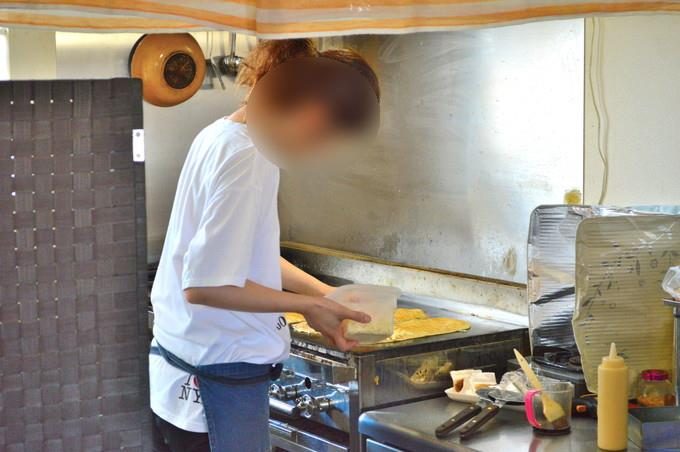 どんどん焼きカフェ-カシワヤ-焼いている様子