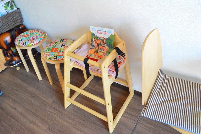 どんどん焼きカフェ-カシワヤ-子ども用のイス