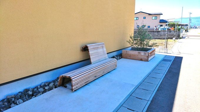 ベーカリーオーバル-店舗横のベンチ