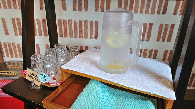 シェミオ-みはらしの丘店-イートインスペース-レモン水