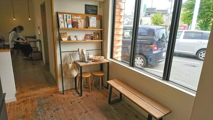 TENN（テン）-店内の様子-ベンチ