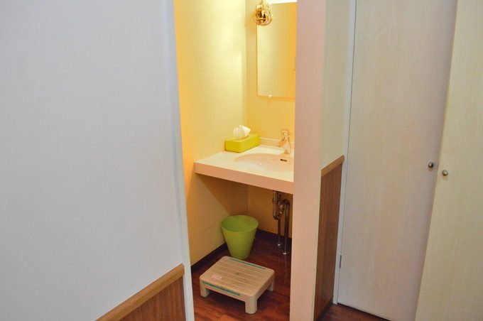 ハンズバーガー-子連れサービス-手洗い場の台