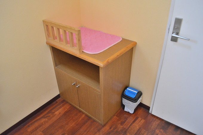 ハンズバーガー-子連れサービス-トイレの赤ちゃんベッド