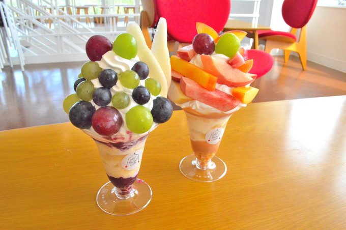 Oh!Show!Cafe(王将カフェ)-ぶとう-桃のフルーツパフェ2