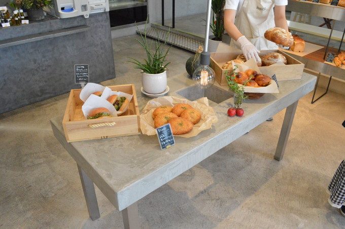 エスカルゴ-パン屋-真ん中の商品台0