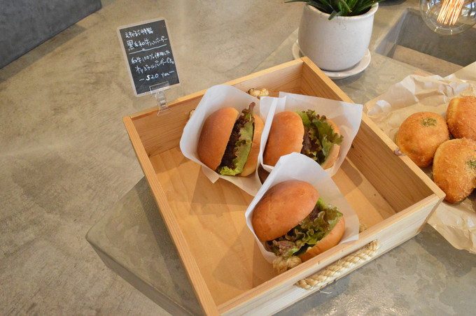 エスカルゴ-パン屋-真ん中の商品台1