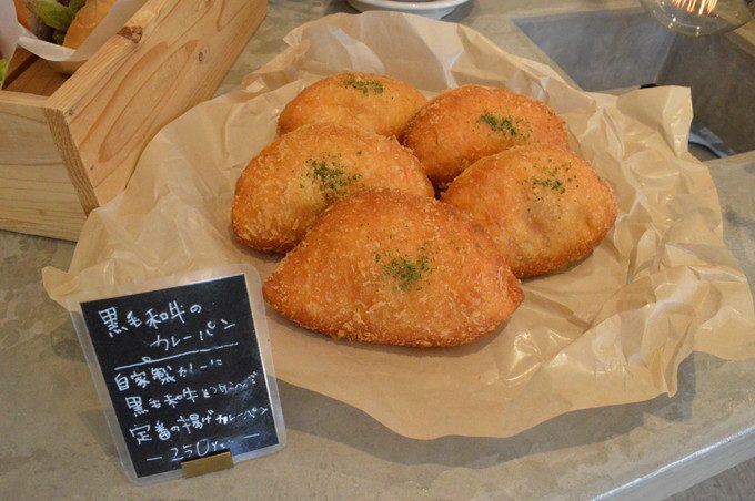 エスカルゴ-パン屋-真ん中の商品台2