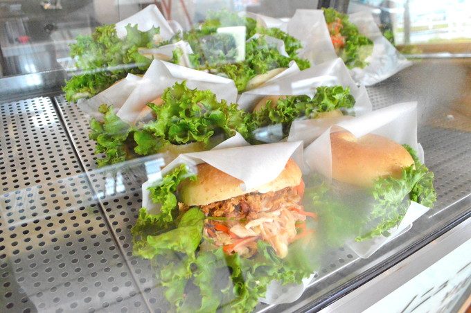 山ベーグル-メニュー-スモークサーモンとクリームチーズトマトサンド