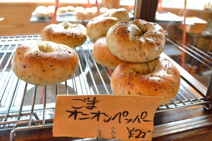 山ベーグル-メニュー-ごまオニオンペッパー