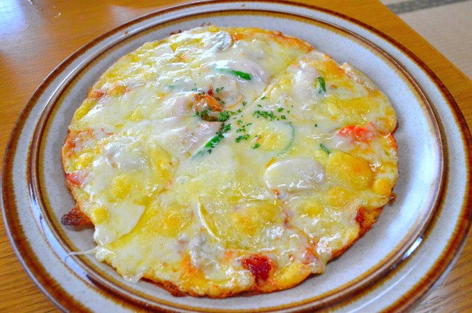 レストラン-デラシネ-注文-チーズたっぷりピザ