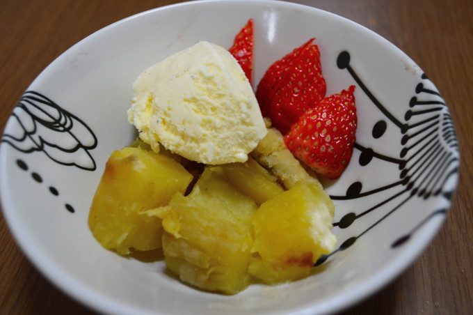 やきいもや-紅はるかをアイスといちごでいただく