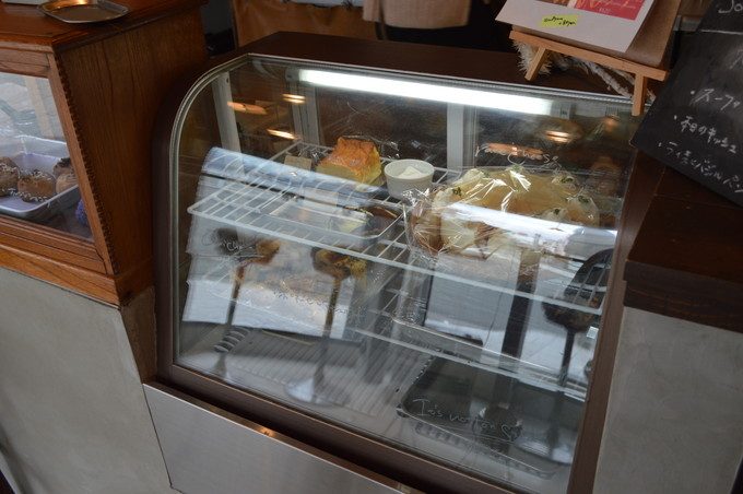 月カフェ-店内の様子ショーケース