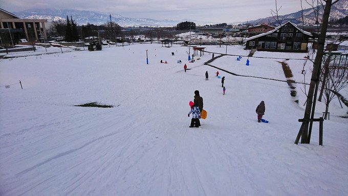 あそびあランド-冬-そりすべり-坂の上からの写真1
