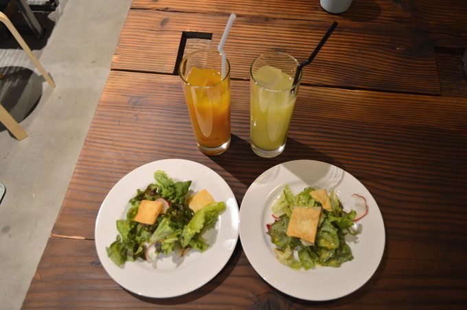 フラム-ランチメニュー-ドリンクとサラダ