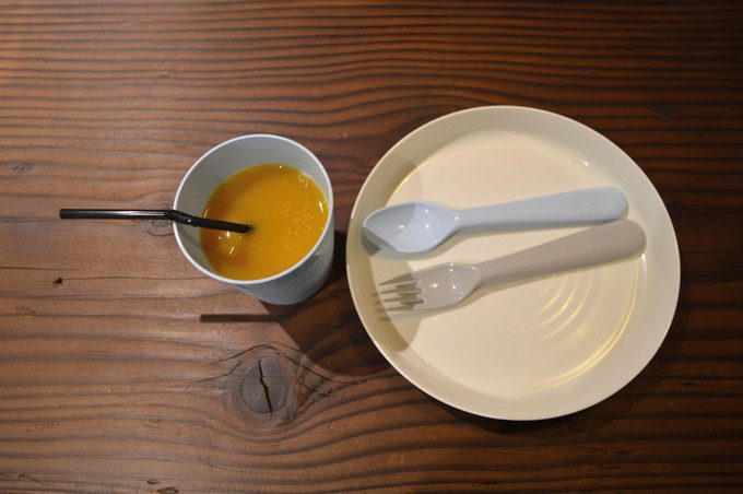 フラム-ランチメニュー-子ども用サービス-ジュースと取り皿