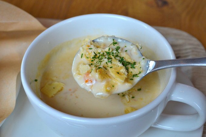 アンドマークカフェ-注文-フォカッチャサンドとクラムチャウダー2