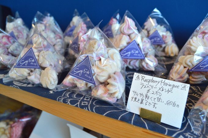 サニーサイドベイクショップ-メニュー-焼き菓子-右の棚1