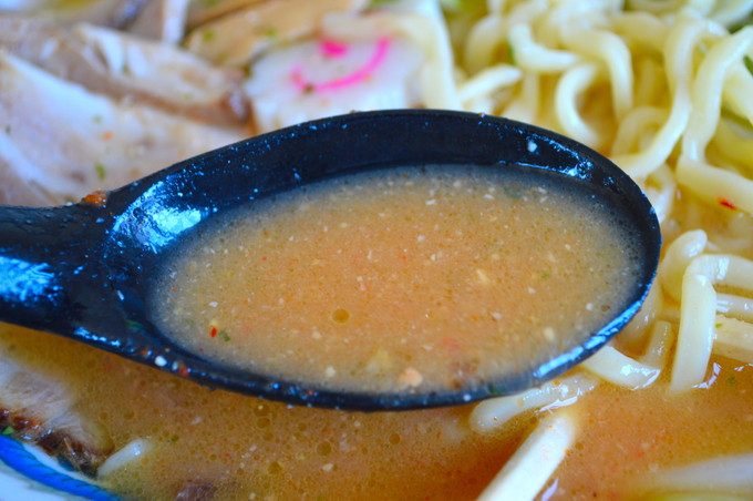 寅真らーめん-メニュー-辛みそチャーシューメン-辛みそを溶かしたスープ