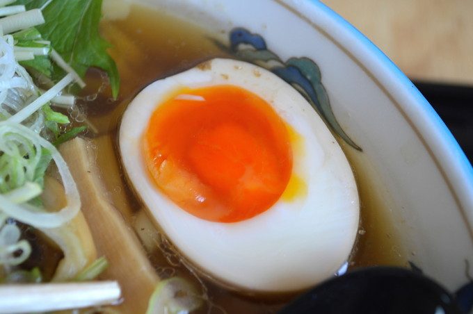 寅真らーめん-メニュー-寅真特製しょうゆラーメン-たまご