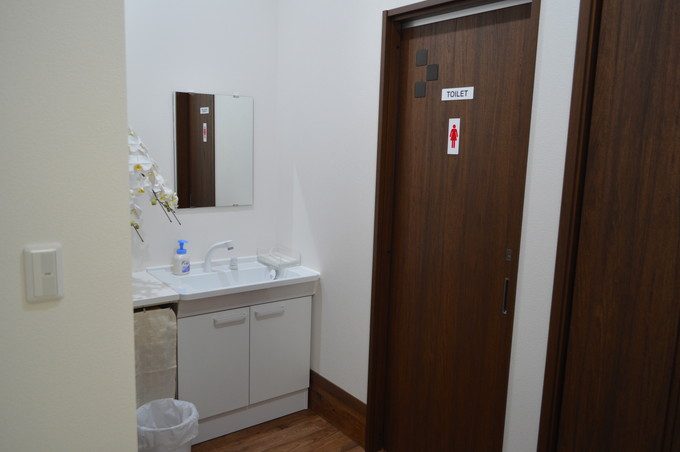 寅真らーめん-店内の様子-手洗い場とトイレ