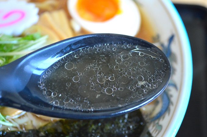 寅真らーめん-メニュー-寅真特製しょうゆラーメン-スープ