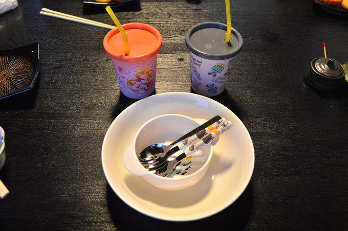 魚きがるに-子ども用サービス-ドリンクと食器_01