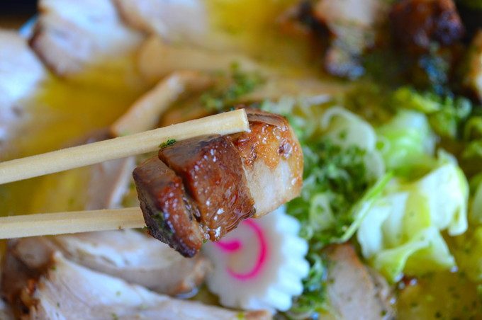 寅真らーめん-メニュー-辛みそチャーシューメン-チャーシューブロック