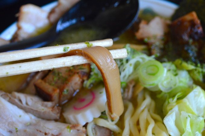 寅真らーめん-メニュー-辛みそチャーシューメン-メンマ