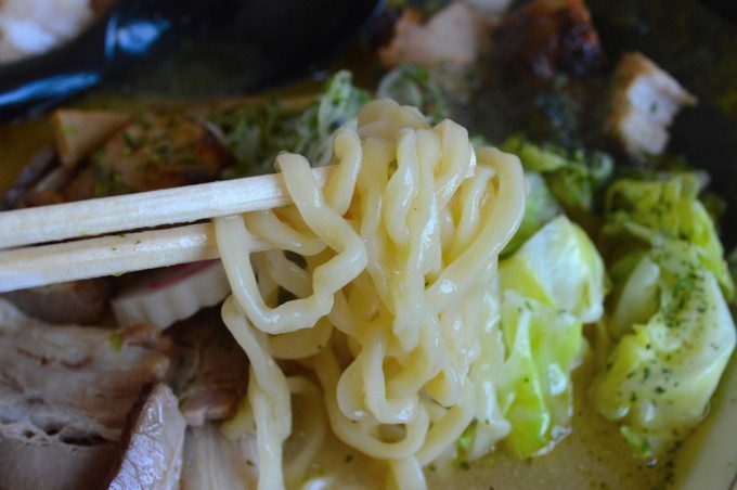 寅真らーめん-メニュー-辛みそチャーシューメン-麺