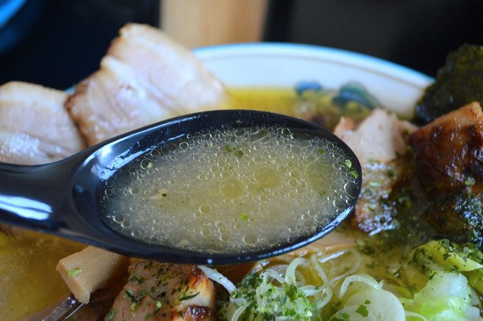 寅真らーめん-メニュー-辛みそチャーシューメン-スープ